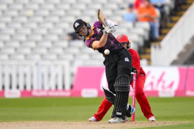 Central Sparks 'tan Amy Jones topu Charlotte Edwards Kupası' nda Central Sparks 'a karşı Lancashire Thunder maçında 14 Haziran 2024' te Birmingham, İngiltere 'de tek başına sürüyor. 