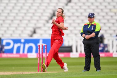 Lancashire Thunder 'dan Phoebe Graham topu Charlotte Edwards Kupası maçında veriyor. Central Sparks, Lancashire Thunder' a karşı Edgbaston, Birmingham, Birleşik Krallık, 14 Haziran 2024 