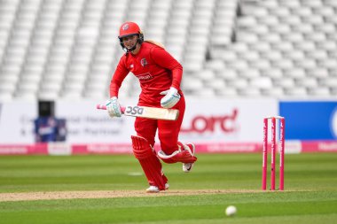 Lancashire Thunder 'dan Sophie Ecclestone 14 Haziran 2024' te İngiltere 'nin başkenti Birmingham' da oynanan Charlotte Edwards Kupası 'nda Central Sparks ve Lancashire Thunder maçında bir single için yarışıyor. 