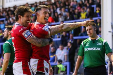 Salford Red Devils takımının Deon Cross 'u 14 Haziran 2024' te Halliwell Jones Stadyumu, Warrington 'da oynanan Warrington Wolves - Salford Red Devils maçında 8-23' lük galibiyetini kutluyor. 