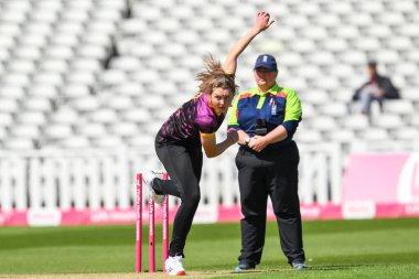 Central Sparks takımından Grace Potts topu 14 Haziran 2024 'te İngiltere, Birmingham, Edgbaston' da oynanan Central Sparks - Lancashire Thunder maçında veriyor. 