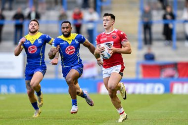 Salford Red Devils takımının Deon Cross 'u 14 Haziran 2024' te oynanan Warrington Wolves - Salford Red Devils maçında topu ileri atıyor. 