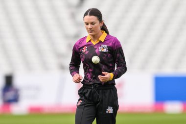 Central Sparks 'tan Courtney Webb, Birleşik Krallık' ın Edgbaston kentinde oynanan Central Sparks - Lancashire Thunder maçında bowlinge hazırlanıyor. 