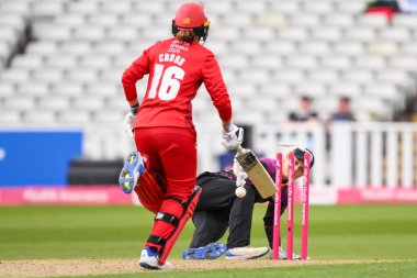 Lancashire Thunder takımının Kate Cross 'u Charlotte Edwards Kupası karşılaşmasında Central Sparks' a karşı Lancashire Thunder, Birmingham, İngiltere 'de 14 Haziran 2024' te oynanan karşılaşmada Central Sparks 'tan Amy Jones tarafından afallatıldı. 