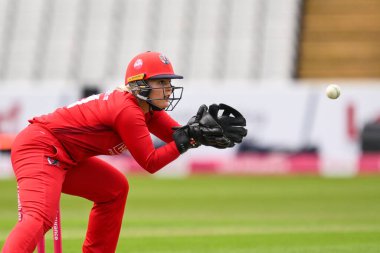 Lancashire Thunder takımından Ellie Threlkeld topu Charlotte Edwards Kupası maçında aldı. Central Sparks, Lancashire Thunder 'a karşı Edgbaston, Birmingham, Birleşik Krallık, 14 Haziran 2024 