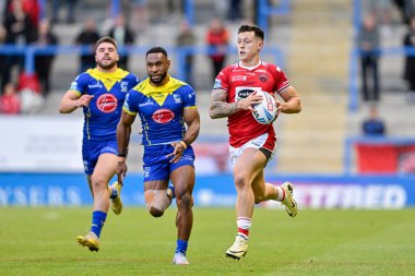 Salford Red Devils takımının Deon Cross 'u 14 Haziran 2024' te oynanan Warrington Wolves - Salford Red Devils maçında topu ileri atıyor. 