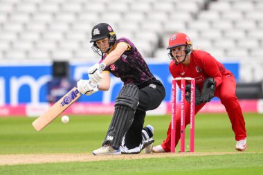 Central Sparks 'tan Amy Jones topu Charlotte Edwards Kupası maçında koşuya çıkarıyor. Central Sparks, Lancashire Thunder' a karşı. Edgbaston, Birmingham, Birleşik Krallık, 14 Haziran 2024 