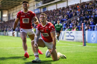 Salford Red Devils takımının Deon Cross 'u 14 Haziran 2024' te Halliwell Jones Stadyumu, Warrington 'da oynanan Warrington Wolves - Salford Red Devils maçında 8-23' lük galibiyetini kutluyor. 