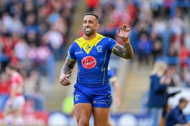 Warrington Wolves takımından Paul Vaughan, 14 Haziran 2024 'te Halliwell Jones Stadyumu' nda oynanan Warrington Wolves - Salford Red Devils maçında seyirciye el sallıyor. 