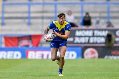 Warrington Wolves 'tan Matty Ashton, 14 Haziran 2024' te Halliwell Jones Stadyumu 'nda oynanan Warrington Wolves - Salford Red Devils maçında topla ileri doğru ilerliyor. 
