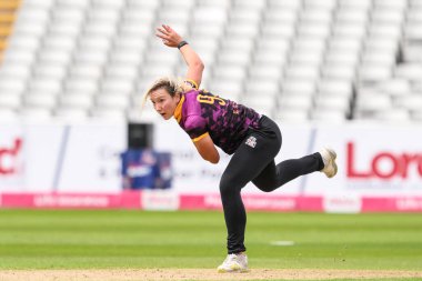 Central Sparks 'tan Katie George topu Charlotte Edwards Kupası maçında Edgbaston, Birmingham, Birleşik Krallık' ta Central Sparks - Lancashire Thunder maçında veriyor. 