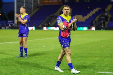 Warrington Wolves 'tan Sam Powell, 14 Haziran 2024' te Warrington Jones Stadyumu 'nda oynanan Warrington Wolves - Salford Red Devils maçının ardından gezgin taraftarları alkışlıyor. 