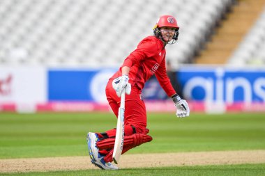 Lancashire Thunder takımından Kate Cross, İngiltere 'nin başkenti Birmingham' da oynanan Central Sparks - Lancashire Thunder maçında kale arasında koşuyor. 