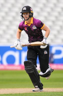 Central Sparks 'tan Amy Jones, İngiltere' nin Edgbaston kentinde oynanan Central Sparks - Lancashire Thunder maçında kale arasında koşuyor. 