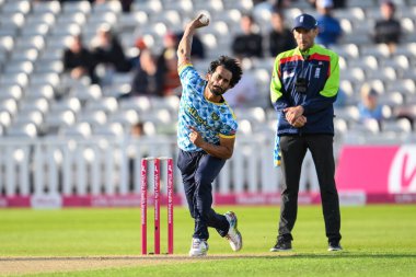 Birmingham Ayıları 'ndan Hassan Ali, Birmingham Ayıları' nın Edgbaston, Birmingham, İngiltere 'de 14 Haziran 2024' te Lancashire Lightning 'e karşı oynadığı Vitality Blast maçında topu teslim etti. 