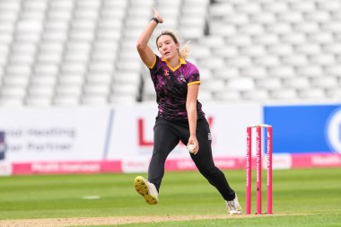 Central Sparks 'tan Katie George topu Charlotte Edwards Kupası maçında Edgbaston, Birmingham, Birleşik Krallık' ta Central Sparks - Lancashire Thunder maçında veriyor. 