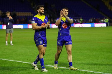 Warrington Wolves 'dan Toby King ve Warrington Wolves' tan Connor Wrench, 14 Haziran 2024 'te Halliwell Jones Stadyumu' nda oynanan Betfred Süper Lig karşılaşması sonrasında ev sahiplerini alkışladı. 