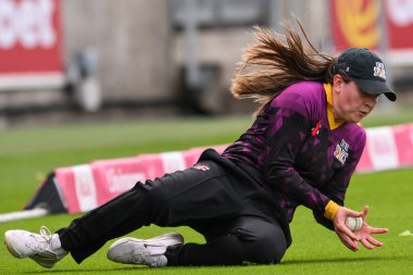 Central Sparks 'tan Georgia Davis topu Charlotte Edwards Kupası maçında Edgbaston, Birmingham, Birleşik Krallık' ta Central Sparks - Lancashire Thunder maçında atıyor. 