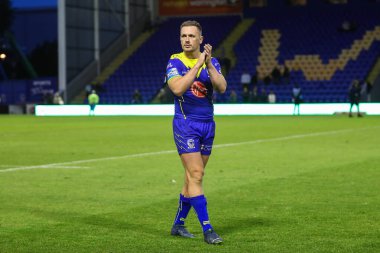 Warrington Wolves 'tan Ben Currie, 14 Haziran 2024' te Halliwell Jones Stadyumu 'nda oynanan Warrington Wolves - Salford Red Devils maçının ardından ev sahibi taraftarları alkışlıyor. 