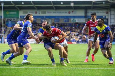 Salford Red Devils takımından Sam Stone, 14 Haziran 2024 'te Halliwell Jones Stadyumu' nda oynanan Warrington Wolves - Salford Red Devils maçında deneme çizgisinde mücadele etti. 