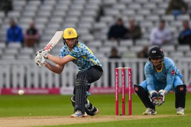 Birmingham Ayıları 'ndan Dan Mousley, Birmingham Ayıları' nın 14 Haziran 2024 'te Edgbaston, Birmingham, Birmingham' da Lancashire Lightning 'e karşı oynadığı Vitality Blast maçında bir koşu için topu sürüyor. 