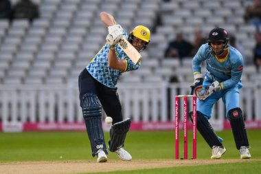 Birmingham Bears takımından Robert Yates, Birmingham Bears ile Lancashire Lightning 'in 14 Haziran 2024' te oynadığı Vitality Blast maçında topu iki kez sürüyor.  