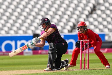 Central Sparks 'tan Abbey Freeborn topu Charlotte Edwards Kupası maçında tek vuruşla attı. Central Sparks, Lancashire Thunder' a karşı Edgbaston, Birmingham, Birleşik Krallık, 14 Haziran 2024 