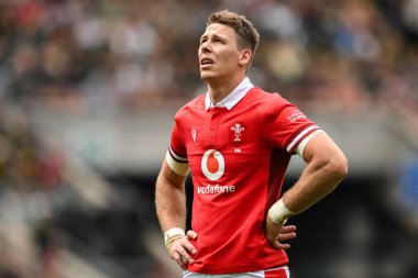 Galler 'den Liam Williams, 22 Haziran 2024' te Twickenham Stadyumu 'nda oynanan Katar Havayolları Kupası maçında büyük ekrana bakıyor. 