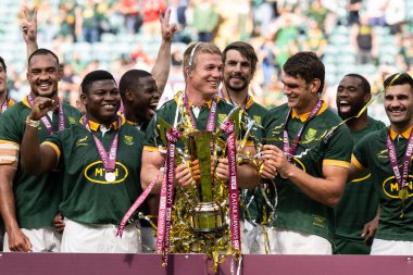 Pieter-Steph du Toit Güney Afrika Su Yolları Kupası 'nı 22 Haziran 2024' te Twickenham, İngiltere 'deki Twickenham Stadyumu' nda oynanan Güney Afrika - Galler maçı sonrasında kaldırdı. 