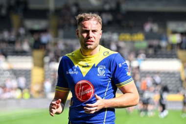 Warrington Wolves takımından James Harrison, 22 Haziran 2024 'te MKM Stadyumu' nda oynanan 15. Betfred Süper Lig karşılaşmasında taraftarlarını alkışladı. 