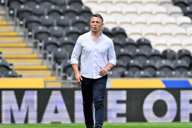 Warrington Wolves 'un koçu Sam Burgess, 22 Haziran 2024' te MKM Stadyumu 'nda oynanan Betfred Süper Lig 15. Maçı öncesinde sahaya çıkıyor. 