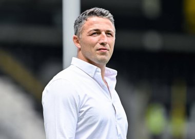 Warrington Wolves 'un koçu Sam Burgess, 22 Haziran 2024' te MKM Stadyumu 'nda oynanan Betfred Süper Lig 15. Maçı öncesinde sahaya çıkıyor. 