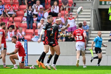 St. Helens 'ten Curtis Sironen, 23 Haziran 2024' te Salford Community Stadyumu, Eccles, İngiltere 'de oynanan 15. Salford Red Devils - St. Helens maçında 10-10' luk Betfred Süper Lig karşılaşmasını kutluyor. 