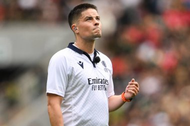 Hakem Chris Busby Katar Havayolları Kupası 'nda Güney Afrika ile Galler maçı sırasında Twickenham Stadyumu, Twickenham, Birleşik Krallık, 22 Haziran 2024 