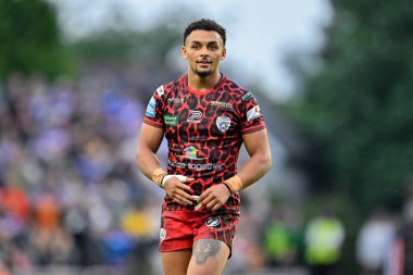Leopar Leoparlardan Umyla Hanley, Leeds Stadyumu 'nda Leeds Rhinos - Leigh Leopards maçında gülümsedi. 21 Haziran 2024. 
