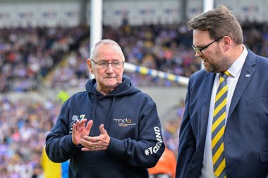 Rob Burrow 'un babası Geoff Burrow, Leeds Leigh Leopards' a karşı oynanan 15. Betfred Süper Lig karşılaşması öncesinde taraftarlarını alkışlıyor. 