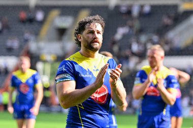 Warrington Wolves 'un Toby King' i Betfred Süper Lig 15. Raundu 'nda taraftarları alkışlıyor. Hull FC vs Warrington Wolves, MKM Stadyumu, Hull, İngiltere, 22 Haziran 2024 