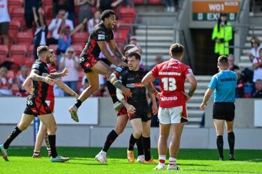 St. Helens takımından Mark Percival, Salford Red Devils 'in St. Helens' e karşı oynadığı Salford Community Stadyumu, Eccles, Birleşik Krallık, 23 Haziran 2024 'de oynanan 15. 