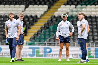 Warrington Wolves takımı, 22 Haziran 2024 'te İngiltere' nin Hull şehrindeki MKM Stadyumu 'nda oynanan 15. Betfred Süper Lig karşılaşması öncesinde sahayı teftiş ediyor. 