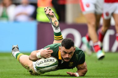 Jesse Kriel Güney Afrika bir deneme için gidiyor ve skor 5-0 Katar Havayolları Kupası maçı sırasında Twickenham Stadyumu, Twickenham, Birleşik Krallık, 22 Haziran 2024 