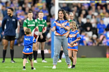 Merhum Rob Burrow 'un eşi Lindsey Burrow, Leeds Leigh Leopards' a karşı oynadığı 15. Betfred Süper Lig karşılaşmasında 21 Haziran 2024 tarihinde Leeds, İngiltere 'deki Leeds Stadyumu' nda son kocasına tam zamanlı olarak katılmıştır. 