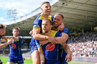Warrington Wolves takımından Matt Dufty, Betfred Süper Lig 15. Raundu 'nda 18-22 Warrington Wolves' a katılma çabasını kutluyor. 