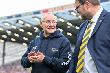 Rob Burrow 'un babası Geoff Burrow, Leeds Leigh Leopards' a karşı oynanan 15. Betfred Süper Lig karşılaşması öncesinde taraftarlarını alkışlıyor. 