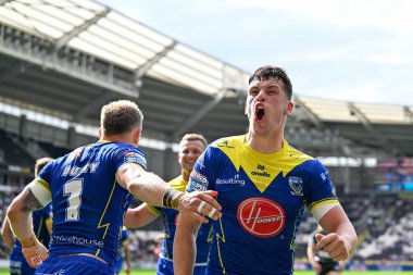 Warrington Wolves 'tan Josh Thewlis, Warrington Wolves' tan Matt Dufty 'yi kutluyor. 22 Haziran 2024' te MKM Stadyumu 'nda oynanan Betfred 15. Süper Lig karşılaşmasında Warrington Wolves' a karşı 18-22 Warrington Wolves 'u kazanmaya çalışıyor. 