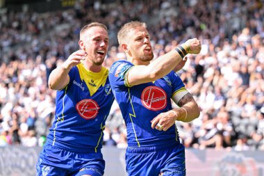 Warrington Wolves takımından Matt Dufty, Betfred Süper Lig 15. Raundu 'nda 18-22 Warrington Wolves' a katılma çabasını kutluyor. 