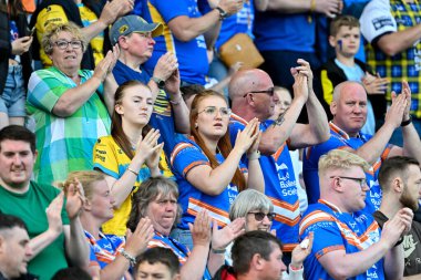 Leeds Rhinos 7. dakikada Rob Burrow 'u 15. Betfred Süper Lig karşılaşmasında Leeds Rhinos Leigh Leopards' a karşı Headingley Stadyumu, Leeds, İngiltere, 21 Haziran 2024 'te oynadığı karşılaşmada alkışlıyor. 