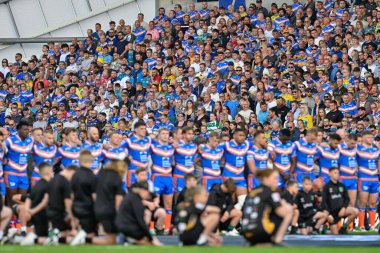  Leeds Rhinos 'un, Leeds Stadyumu' nda Leeds Leigh Leoparlarına karşı oynanan 15. Betfred Süper Lig karşılaşması öncesinde Rob Burrow için bir dakikalık saygı duruşması var. 