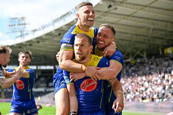 Warrington Wolves takımından Matt Dufty, Betfred Süper Lig 15. Raundu 'nda 18-22 Warrington Wolves' a katılma çabasını kutluyor. 