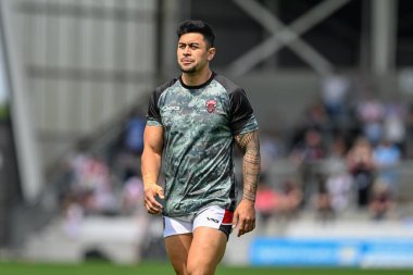 Salford Red Devils 'den Tim Lafai, Salford Community Stadyumu' nda oynanan 15. Salford Red Devils - St Helens karşılaşması öncesinde ısınıyor. 