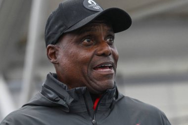 Eski Amerikan koşu yıldızı Carl Lewis de katılıyor. Manchester Regional Arena, Manchester, Birleşik Krallık 'ta düzenlenen Microplus UK Atletizm Şampiyonası' nın birinci gününde 100 metre ödülünün galibini çalıştırıyor. 